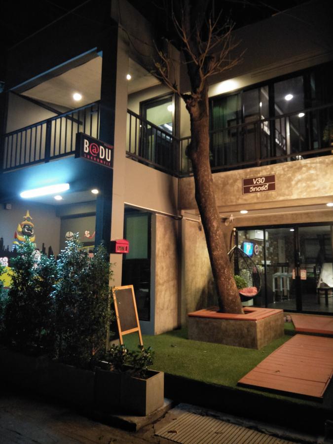 Badu Sukhumvit Dormitory Бангкок Екстер'єр фото