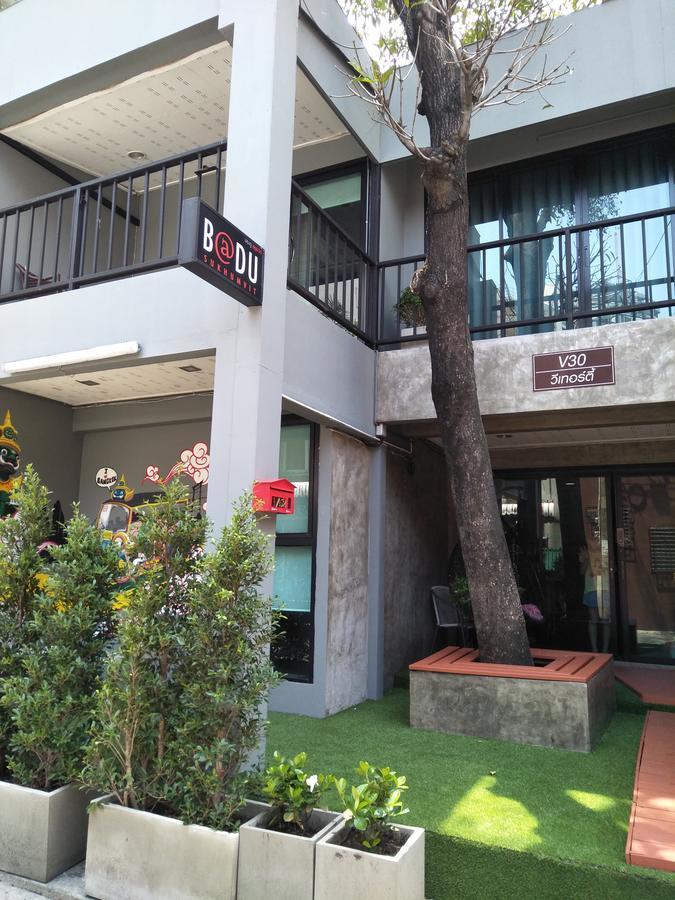 Badu Sukhumvit Dormitory Бангкок Екстер'єр фото