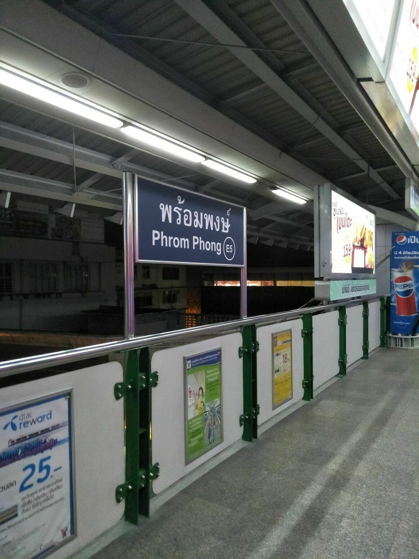Badu Sukhumvit Dormitory Бангкок Екстер'єр фото