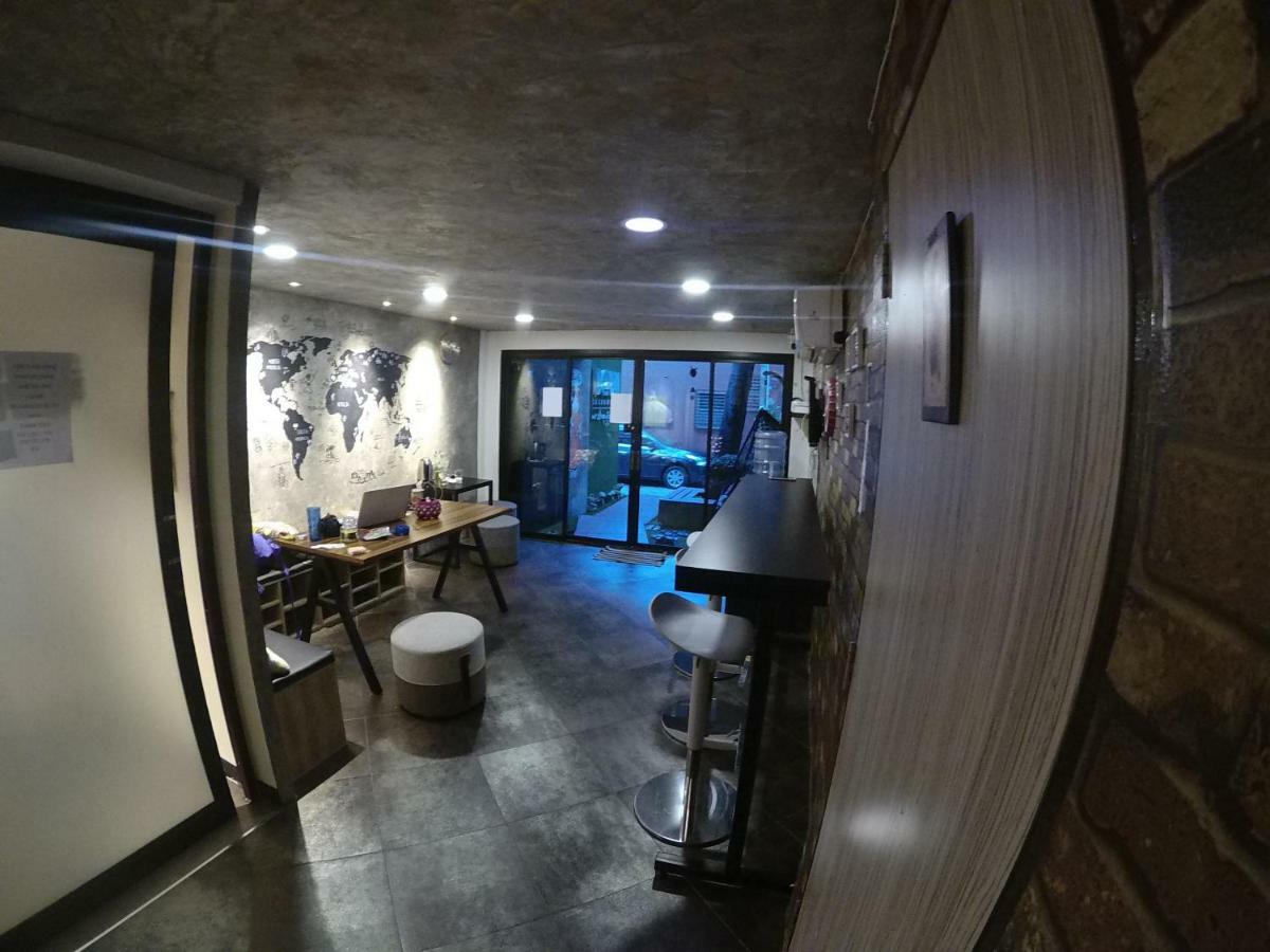 Badu Sukhumvit Dormitory Бангкок Екстер'єр фото