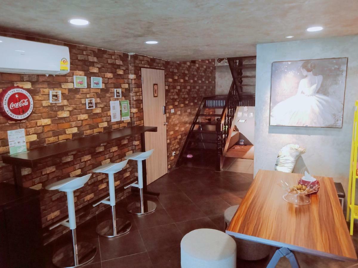 Badu Sukhumvit Dormitory Бангкок Екстер'єр фото